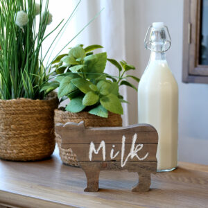 Puinen lehmäkoriste tekstillä milk Chic Antique